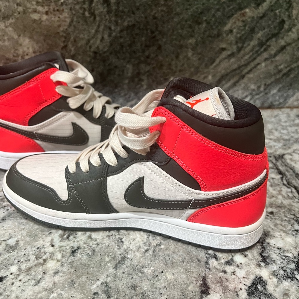 Jordan 1 Mid - Picture 3 of 6